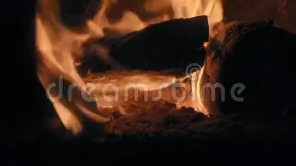 木头在炉子里燃烧近距离射击视频的预览图