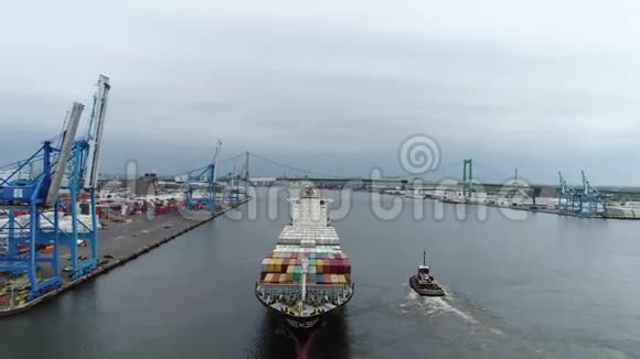 美国宾夕法尼亚州特拉华河货运集装箱船的航摄视频的预览图