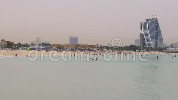 迪拜白天海滩生活4k阿联酋视频的预览图