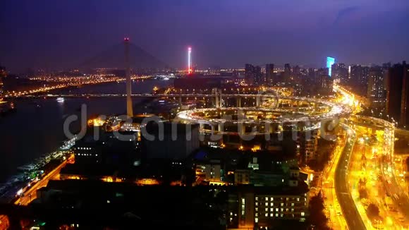 夜间上海立交桥上的时间推移交通灯迹和车辆视频的预览图