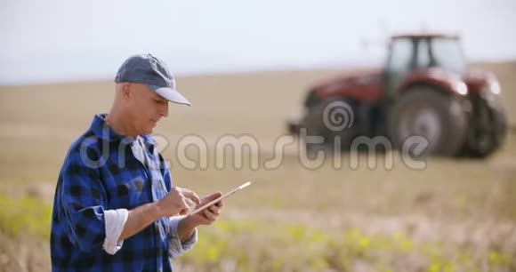 现代农民使用数字平板视频的预览图
