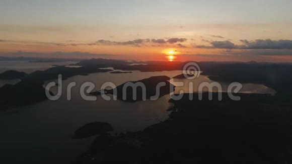 美丽的日落越过大海和岛屿巴拉望菲律宾视频的预览图