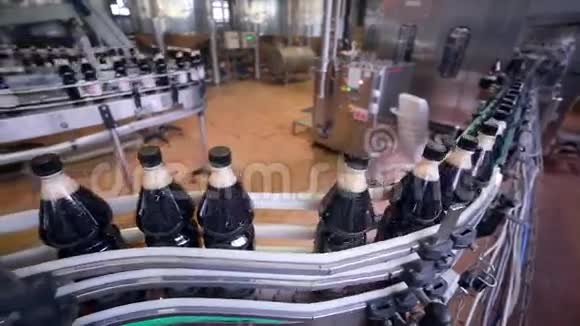 输送机用于生产碳酸鲜饮视频的预览图