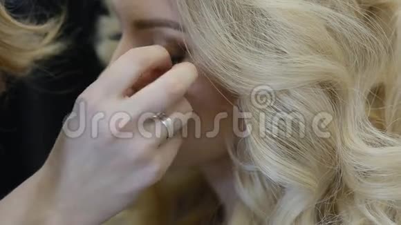 化妆师做化妆模特视频的预览图