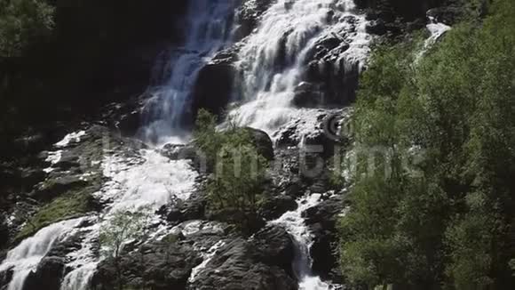 挪威胡萨伦谷的快速惊人瀑布夏日时光视频的预览图