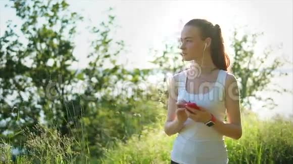 年轻漂亮的女人在夏天享受大自然视频的预览图