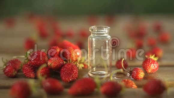 在漂亮的玻璃罐里桌上放着野草莓的精华视频的预览图