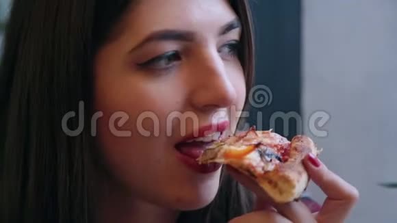 漂亮迷人的女人在咖啡馆里吃披萨视频的预览图