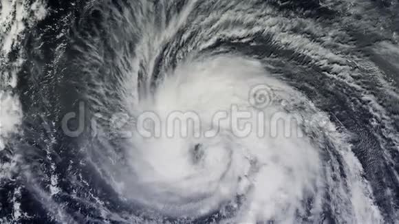 海面上的飓风卫星图像视频的预览图