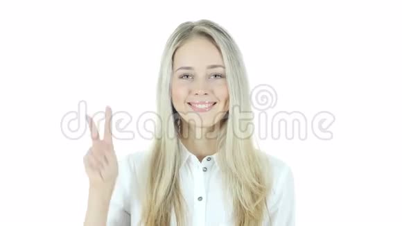 年轻女子展示胜利标志白色背景年轻视频的预览图