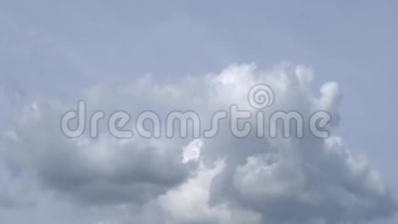 白色积云和蓝天的流逝视频的预览图