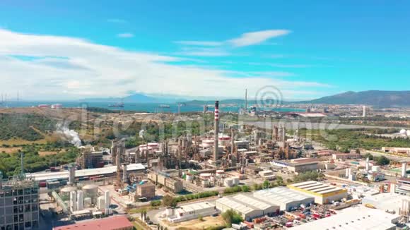 空中观景炼油厂石油工业视频的预览图