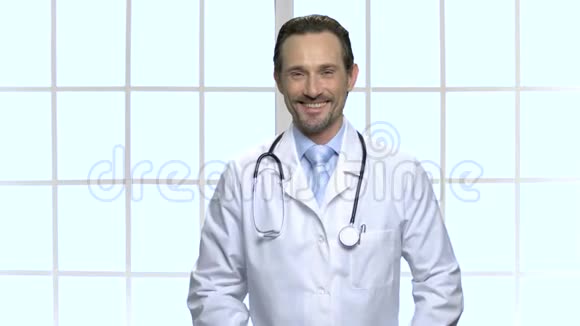 快乐成熟的医生竖起大拇指视频的预览图
