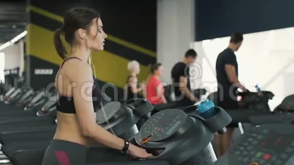 健身女孩在健身房跑步视频的预览图