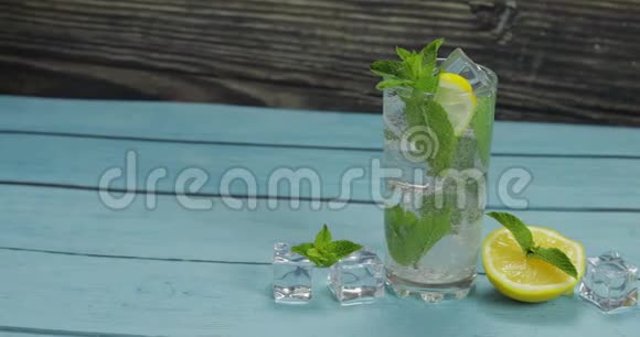 杯子里的清水和绿色薄荷叶和冰块视频的预览图