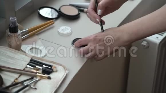 化妆师用画笔视频的预览图