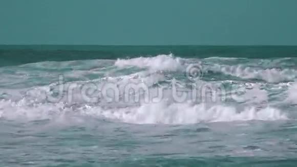大海浪冲击海岸视频的预览图