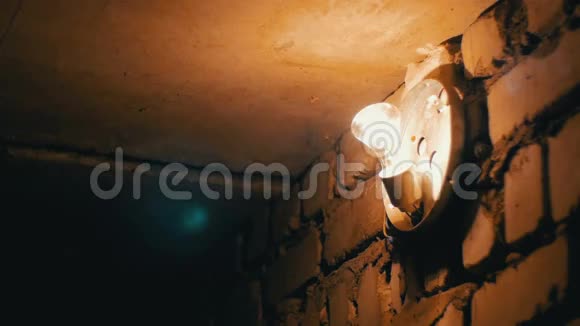 白炽灯在石墙上亮起视频的预览图