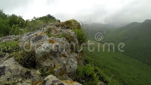 山里的雨克里米亚乌克兰高原巴巴达格洞城曼古普凯尔视频的预览图