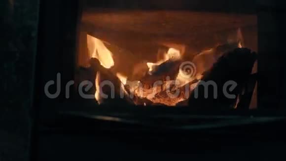 木头在炉子里燃烧近距离射击视频的预览图