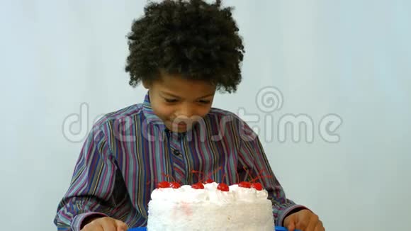 脸在蛋糕里视频的预览图