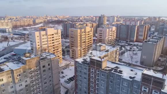 冬季无人驾驶飞机从空中拍摄明斯克市郊区雪日落住宅楼视频的预览图