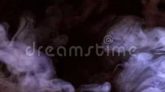 被彩色光照亮的烟雾视频的预览图