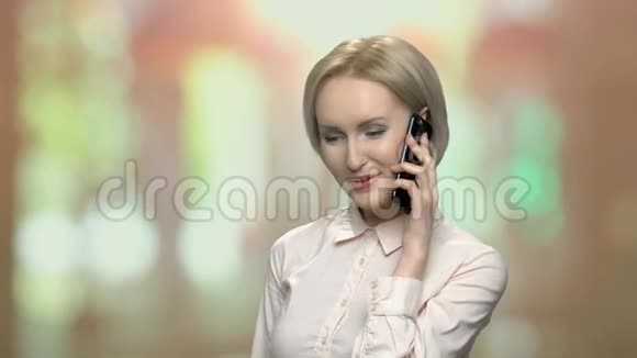快乐的办公室女人在打电话视频的预览图