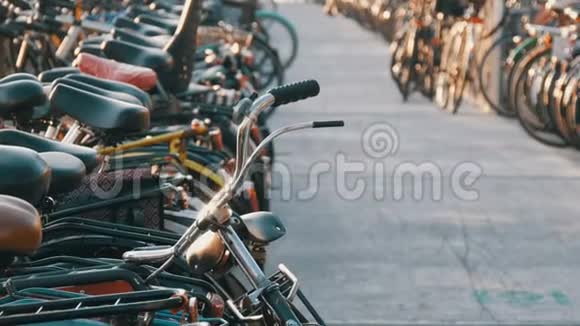 荷兰阿姆斯特丹2019年4月21日自行车停车场许多不同的自行车停在特别的街道上视频的预览图