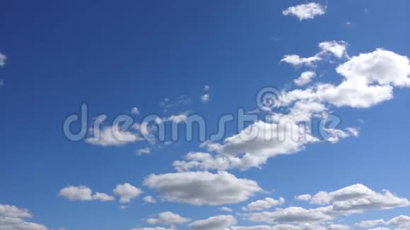 天幕蓝天背景下美丽的白云视频的预览图