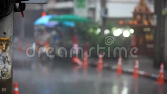 泰国曼谷城市的道路和餐馆视频的预览图
