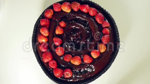 把新鲜的草莓放在装饰蛋糕上配上巧克力视频的预览图