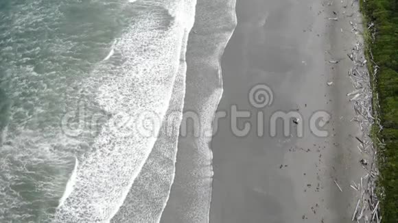 托菲诺温哥华岛在托菲诺海滩的鸟瞰图日落时人们在加拿大温哥华岛冲浪视频的预览图