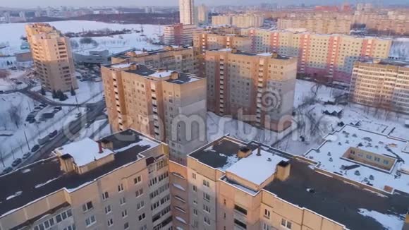 冬季无人驾驶飞机从空中拍摄明斯克市郊区雪日落住宅楼视频的预览图