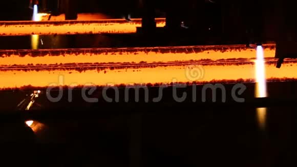 火炬切割时的钢坯巨大的钢铁厂视频的预览图