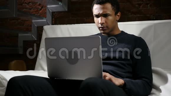 非洲男子因在笔记本电脑商业上失去工作而心烦意乱视频的预览图