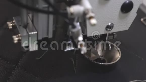 机器人缝纫机自动缝纫机机器人在裁剪生产线上工作计算机控制视频的预览图