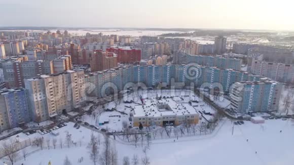 冬季无人驾驶飞机从空中拍摄明斯克市郊区雪日落住宅楼视频的预览图