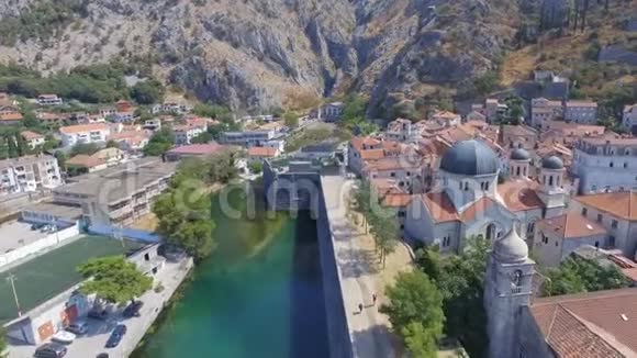 黑山Kotor老城和山脉的鸟瞰图视频的预览图