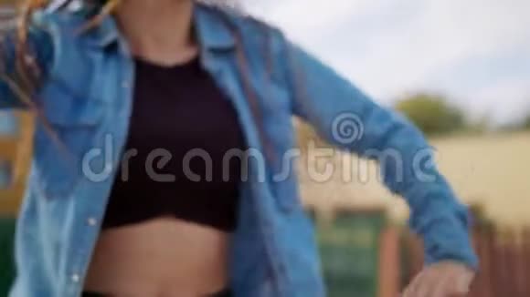 年轻女子在外面跳舞视频的预览图