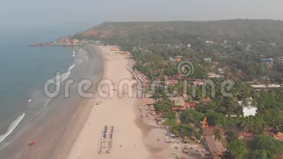 在果阿的Arambol海滩的空中无人机景观印度视频的预览图