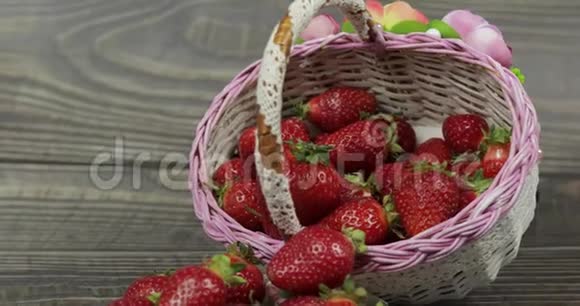 放在木桌上的一个小篮子里的草莓合上视频的预览图
