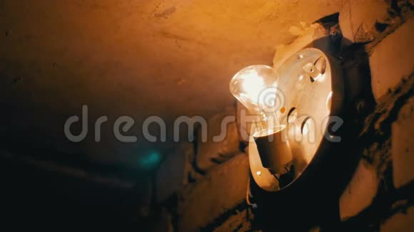 长矛灯泡在石壁上发光视频的预览图