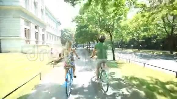 情侣骑自行车视频的预览图