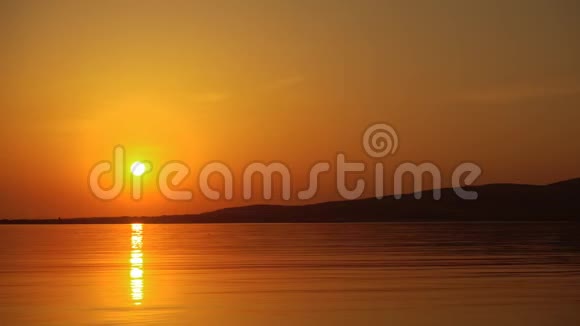 湖面上美丽的日落视频的预览图