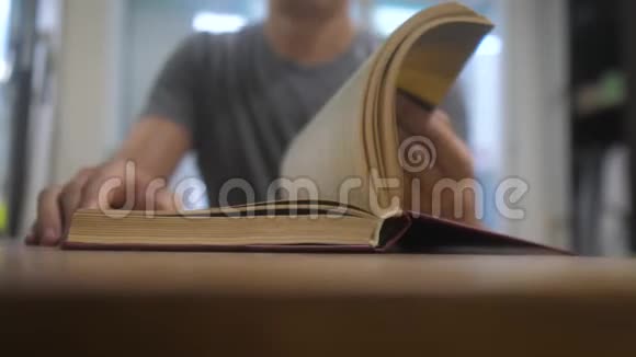 人在读生活方式一本书教育学习图书馆的概念男人打开书人翻书页视频的预览图