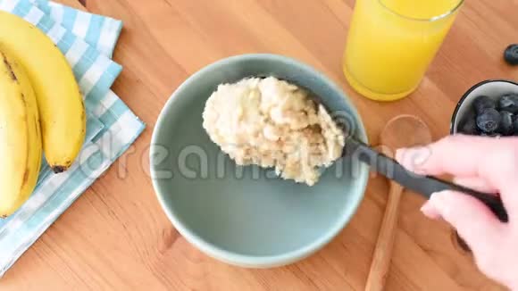 提供健康早餐的碗中燕麦粥视频的预览图