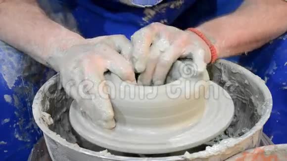 陶工把陶罐做成陶罐特写视频的预览图