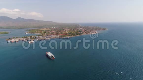 吉里曼努克港的海上客运渡轮印度尼西亚巴厘视频的预览图