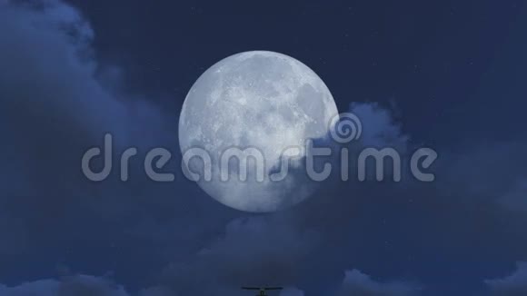 小飞机夜间起飞与满月背景视频视频的预览图